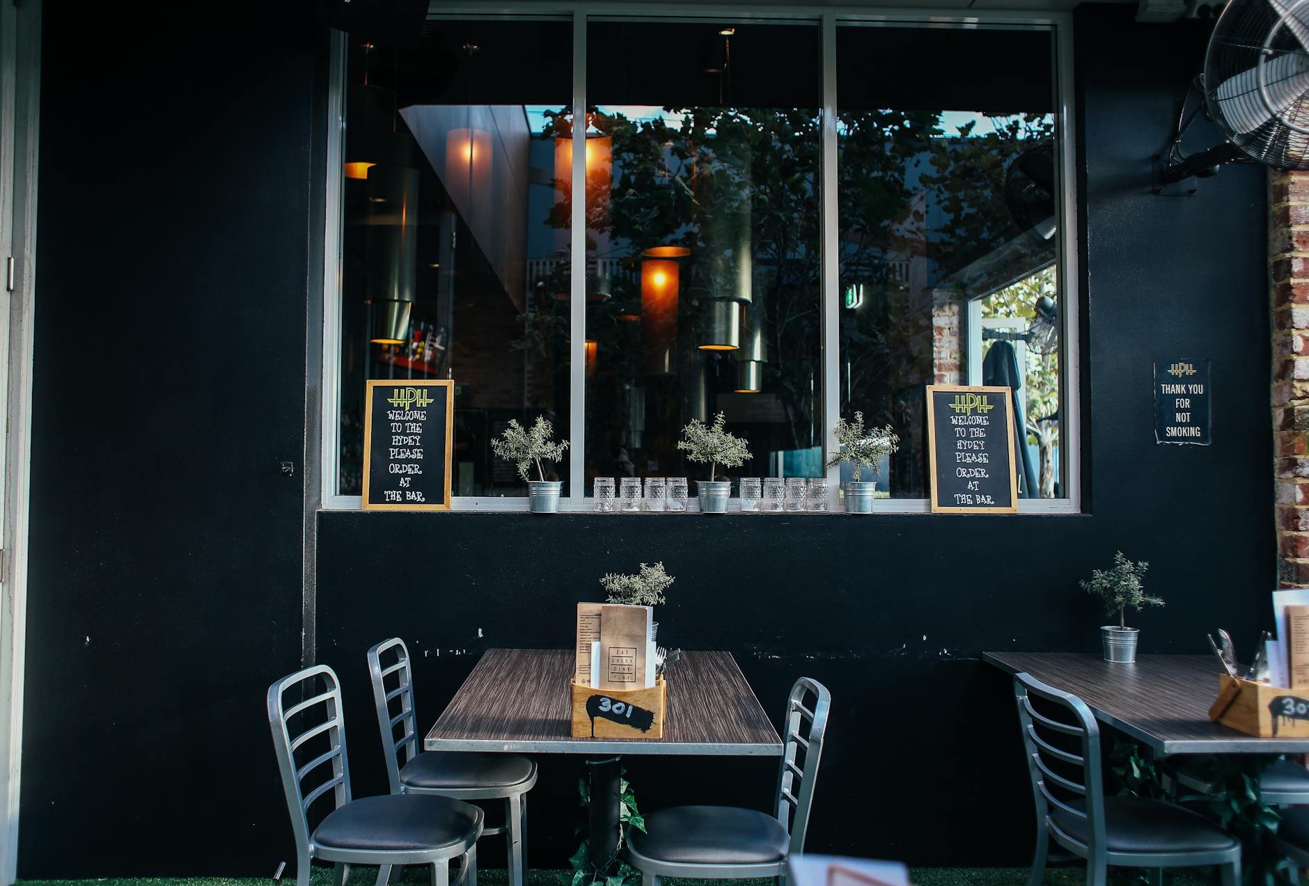 Eleganckie danie na białym talerzu w restauracji Riverside