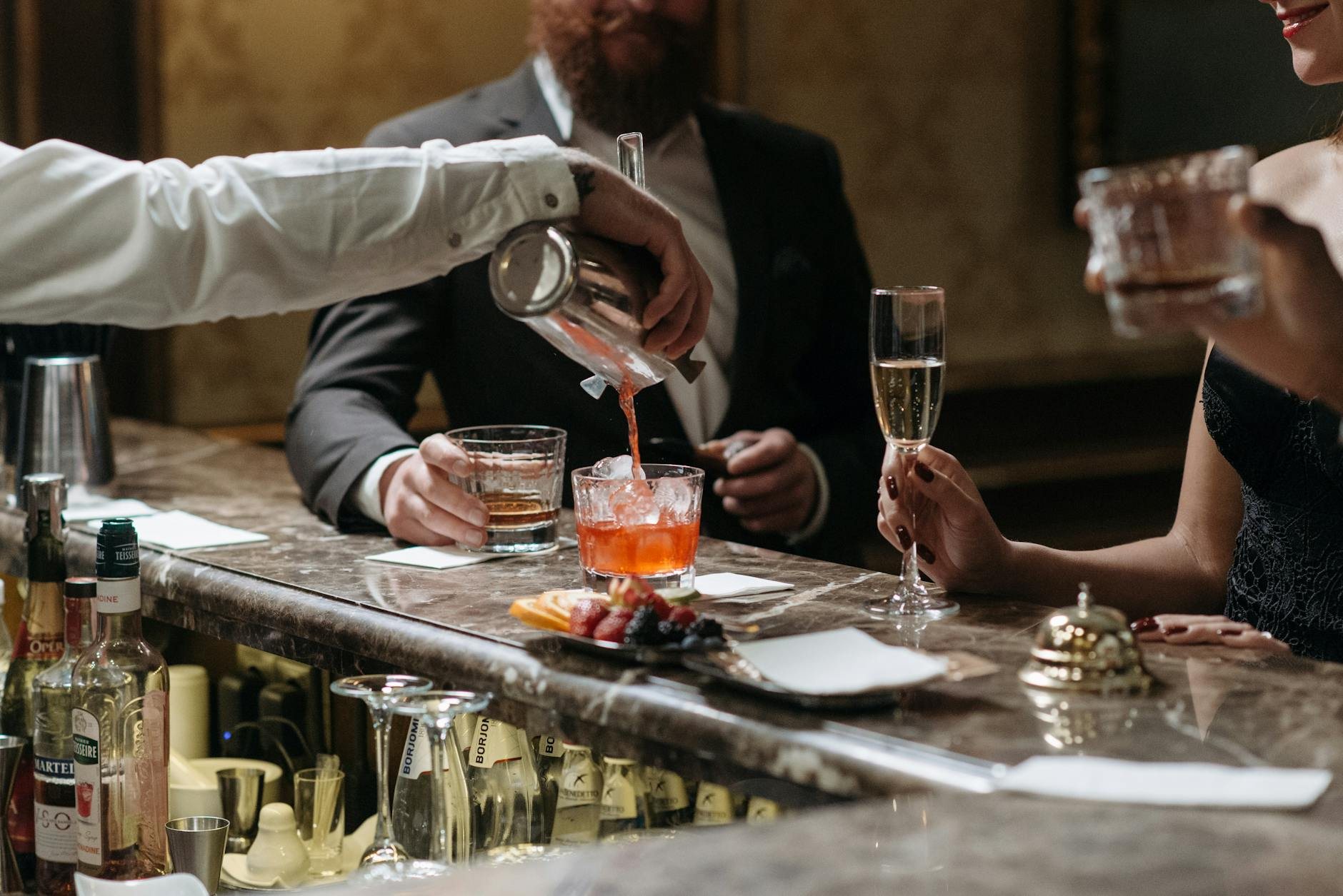 Bar kasyna z koktajlami i elegancką atmosferą